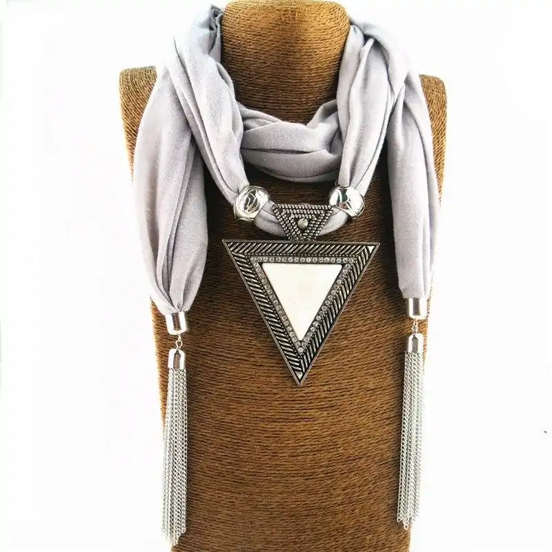 Sieraden Sjaal ketting sieraden. | OkO-OKO™ Zwart-witte sjaalketting met voorste driehoeksjuwelen | oko oko