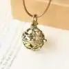 Bijou Diffuseur Huiles Essentielles <br> Boule en laiton (10 variantes). | OkO-OKO™ Pendentif diffuseur d'huiles essentielles boule en laiton feuillage | oko oko
