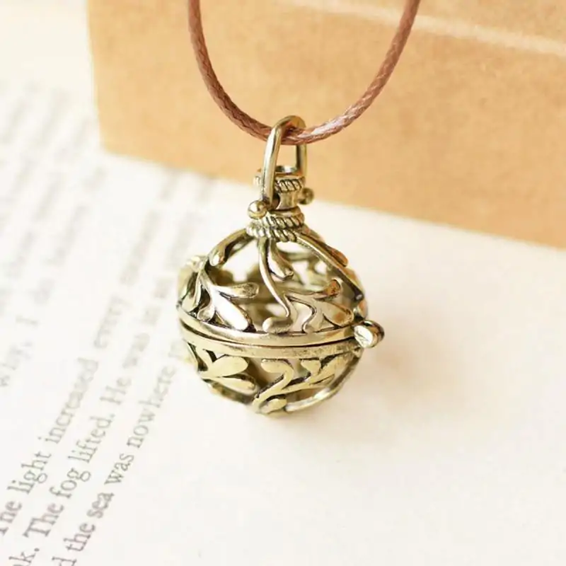 Bijou Diffuseur Huiles Essentielles <br> Boule en laiton (10 variantes). | OkO-OKO™ Pendentif diffuseur d'huiles essentielles boule en laiton feuillage | oko oko