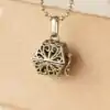 Bijou Diffuseur Huiles Essentielles <br> Boule en laiton (10 variantes). | OkO-OKO™ Pendentif diffuseur d'huiles essentielles boule en laiton carré | oko oko