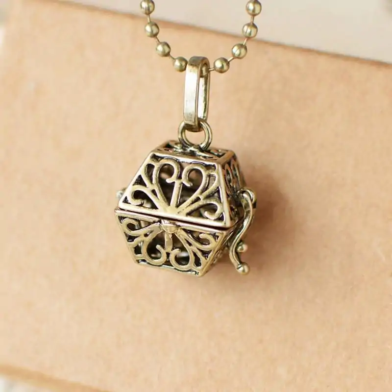 Bijou Diffuseur Huiles Essentielles <br> Boule en laiton (10 variantes). | OkO-OKO™ Pendentif diffuseur d'huiles essentielles boule en laiton carré | oko oko