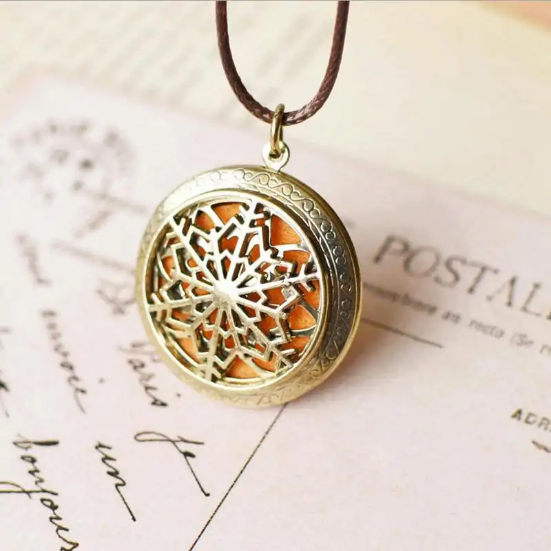 Bijou Diffuseur Huiles Essentielles <br> Boule en laiton (10 variantes). | OkO-OKO™ Pendentif diffuseur d'huiles essentielles boule en laiton flocon de neige | oko oko