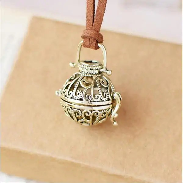 Bijou Diffuseur Huiles Essentielles <br> Boule en laiton (10 variantes). | OkO-OKO™ Pendentif diffuseur d'huiles essentielles boule en laiton sculté | oko oko