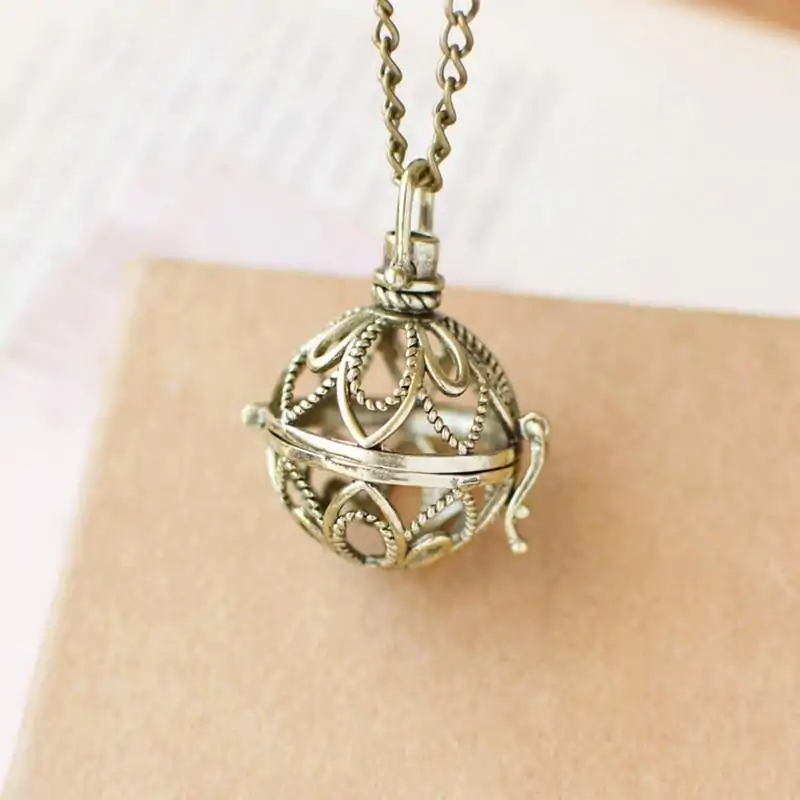 Bijou Diffuseur Huiles Essentielles <br> Boule en laiton (10 variantes). | OkO-OKO™ Pendentif diffuseur d'huiles essentielles boule en laiton du coté | oko oko