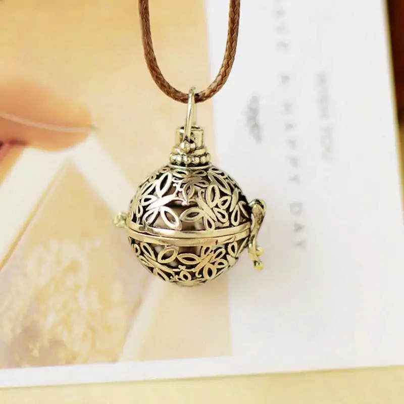 Bijou Diffuseur Huiles Essentielles <br> Boule en laiton (10 variantes). | OkO-OKO™ Pendentif diffuseur d'huiles essentielles boule en laiton papillon | oko oko