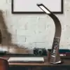 LED lamp op houten bureau | OkO-OkO