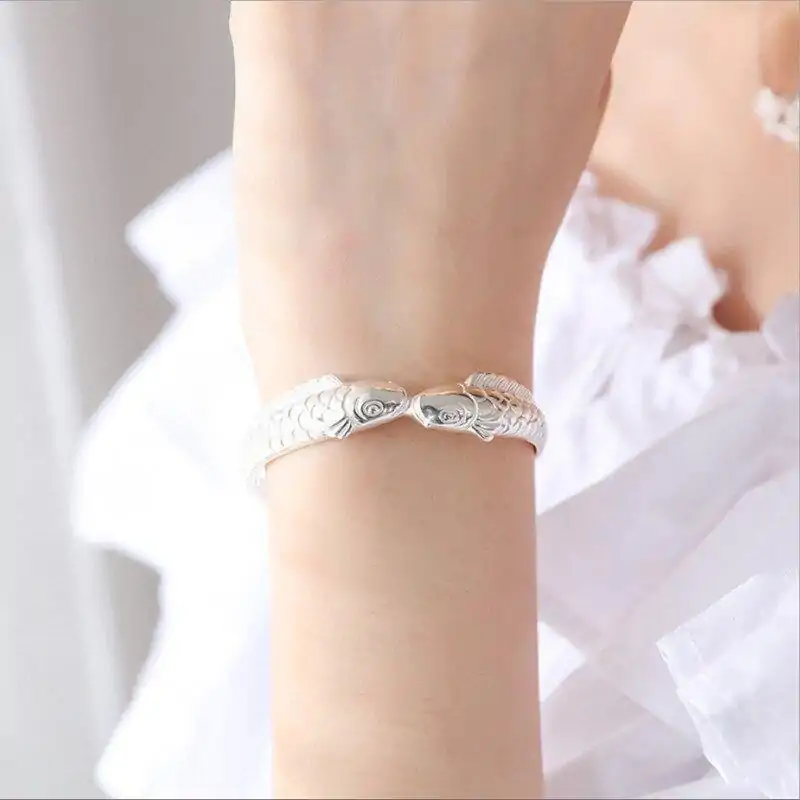Spiritueller Schmuck Doppelter Fisch-Armband. | OkO-OKO™ Armband Fisch Silber Variante 1 am Arm getragen | OkO-OkO