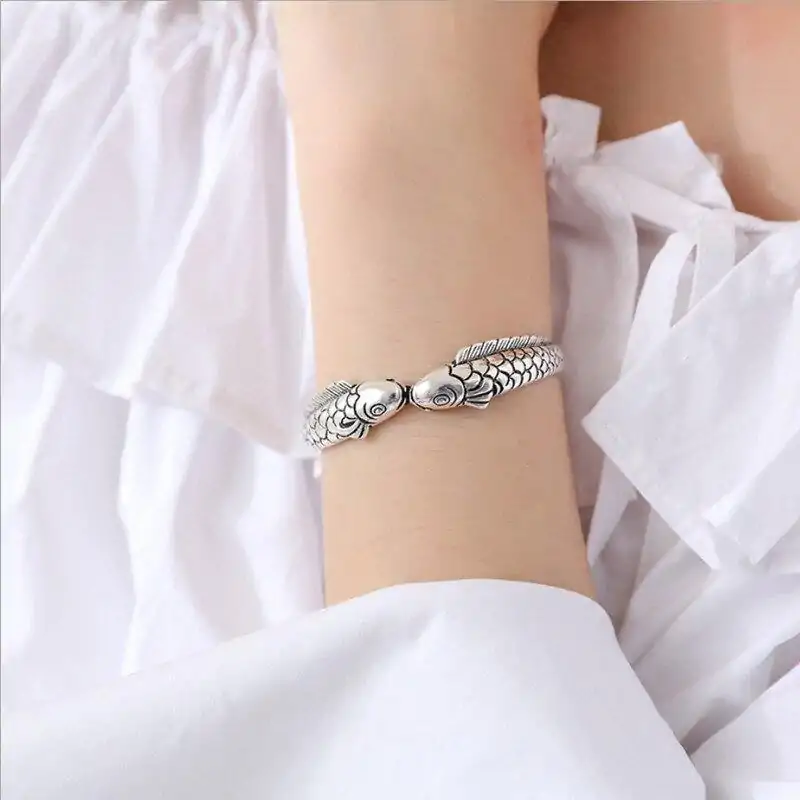Spiritueller Schmuck Doppelter Fisch-Armband. | OkO-OKO™ Armband Fisch Silber Variante 2 am Arm getragen | OkO-OkO