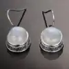 Bijou Lithothérapie <br> Boucles d'Oreilles pierre de lune. | OkO-OKO™ Boucle d'oreille pierre de lune posé à plat | oko oko