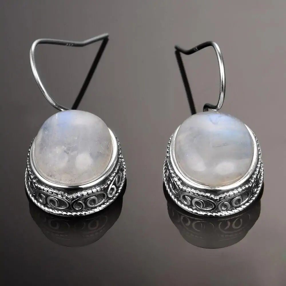 Bijou Lithothérapie <br> Boucles d'Oreilles pierre de lune. | OkO-OKO™ Boucle d'oreille pierre de lune posé à plat | oko oko
