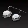 Bijou Lithothérapie <br> Boucles d'Oreilles pierre de lune. | OkO-OKO™ Boucle d'oreille pierre de lune posé à plat sur mirroir| oko oko