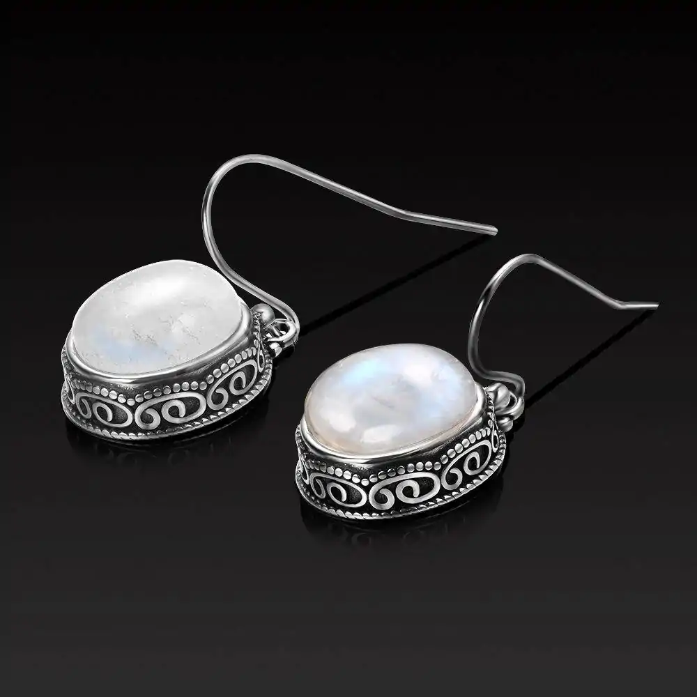 Bijou Lithothérapie <br> Boucles d'Oreilles pierre de lune. | OkO-OKO™ Boucle d'oreille pierre de lune posé à plat sur mirroir| oko oko