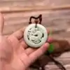 Bijou Spirituel <br> Collier Dragon (Jade). | OkO-OKO™ Collier Dragon cerclé dans une main | OkO-OkO