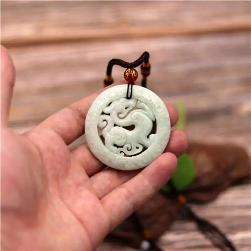 Bijou Spirituel <br> Collier Dragon (Jade). | OkO-OKO™ Collier Dragon cerclé dans une main | OkO-OkO