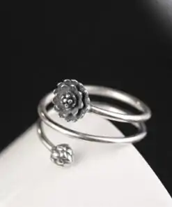 Lotusblüten-Ring auf weißem und schwarzem Grund | OkO-OkO