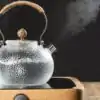 Teekanne aus Glas, die als Kessel verwendet wird | oko oko