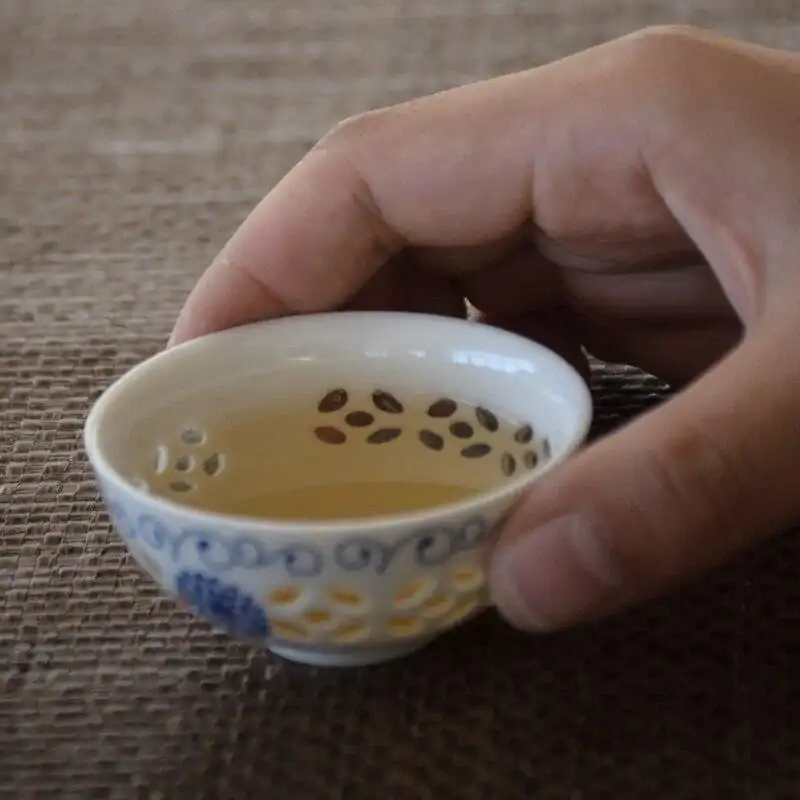 Service à Thé <br>Bol en Porcelaine de Chine (5 Designs) | OkO-OKO™ Bol en Porcelaine de Chine dans la main | oko-oko