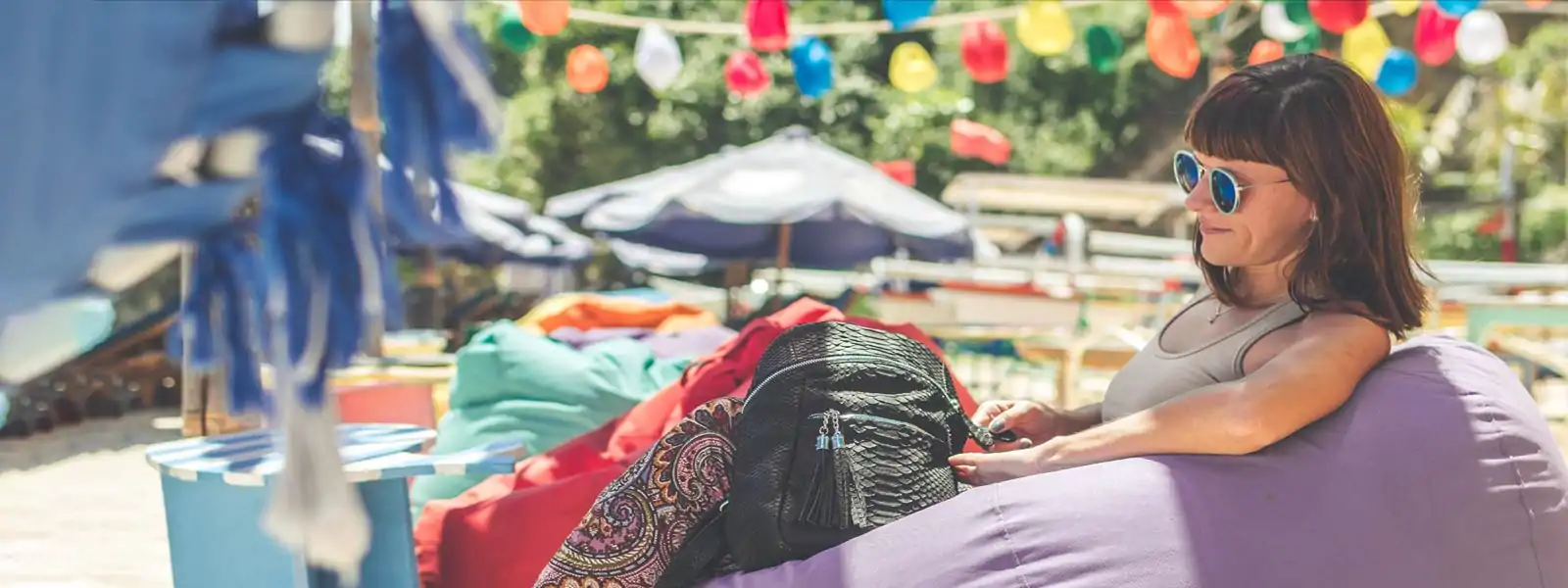 El lenguaje secreto de las mujeres y sus bolsos. | OkO-OKO™ Blog bolso La mujer se relaja con su mochila al lado