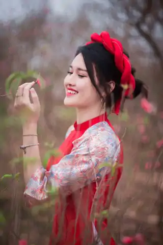 Fmme  en rouge avec thé