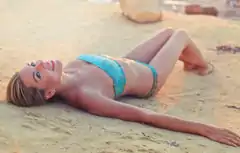 Femme au soleil à la plage