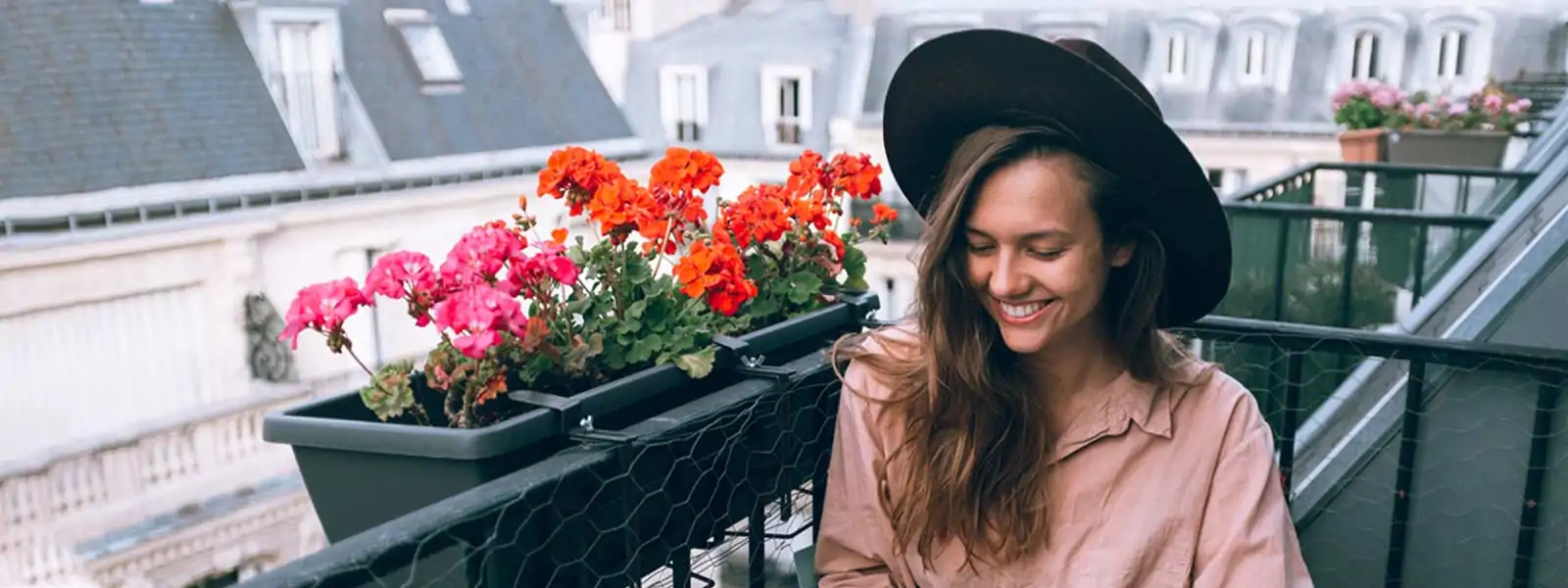 Mujer feliz oko-oko 