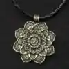 Spiritueller Schmuck Lotusblüten-Anhänger. | OkO-OKO™ Lotusblütenanhänger aus Bronze mit Lederschnürsenkel | oko-oko