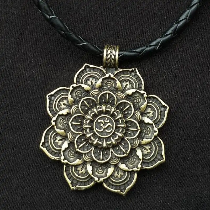 Spiritueller Schmuck Lotusblüten-Anhänger. | OkO-OKO™ Lotusblütenanhänger aus Bronze mit Lederschnürsenkel | oko-oko