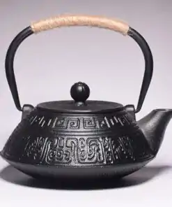 Teekanne aus Gusseisen Tetsubin Fugui Chinesisch auf bland Hintergrund | oko-oko