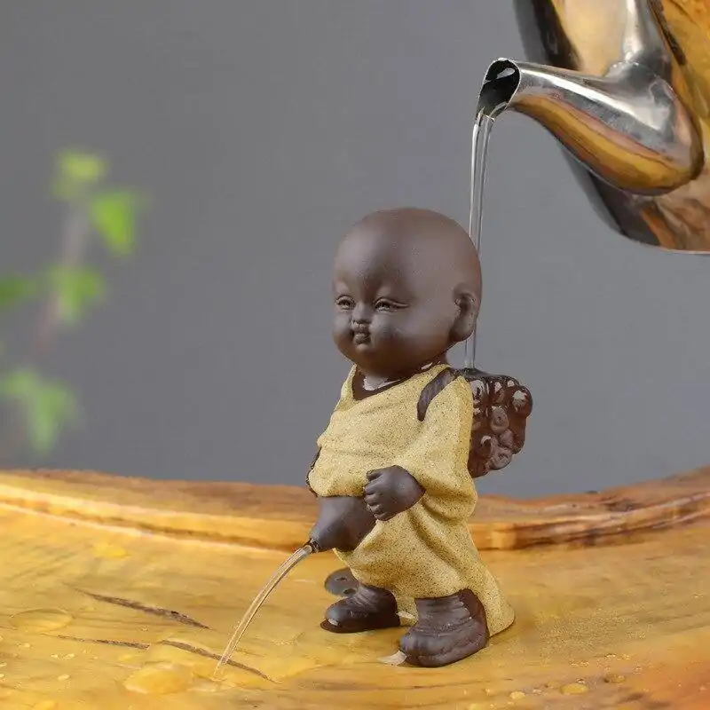Tea Pets <br> Bébé Moine qui fait Pipi (6 variantes) | OkO-OKO™ Tea Pets Bébé Moine jaune qui fait Pipi | OkO-OkO