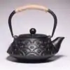 Théière en fonte Tetsubin Poisson Noir (Motif) sur fond bland | okooko