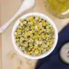 Thé et Infusion <br> Fleur de camomille séchée | OkO-OKO™ Fleur de Camomille Séchée sur une table | OkO-OkO