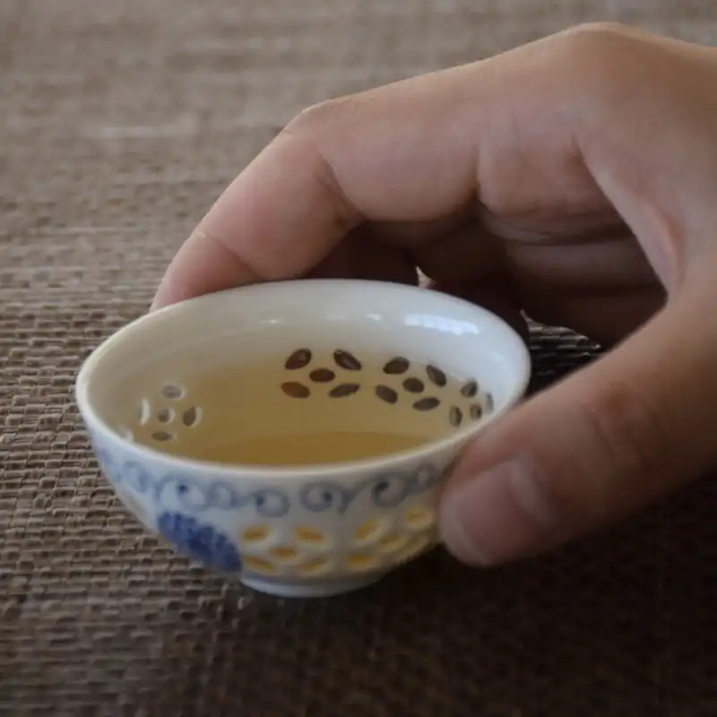 Bols en porcelaine dans la main | oko oko