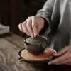 Plateau à thé <br> Drainant en céramique et rotin. | OkO-OKO™ Plateau à Thé Drainant en Céramique et Rotin avec gaiwan posé dessus | OkO-OkO