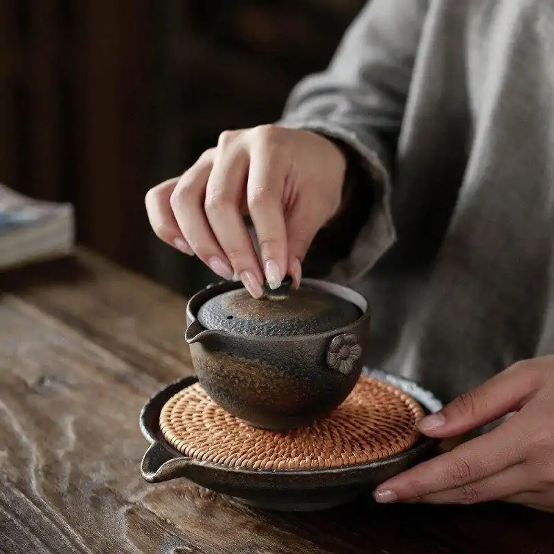 Plateau à thé <br> Drainant en céramique et rotin. | OkO-OKO™ Plateau à Thé Drainant en Céramique et Rotin avec gaiwan posé dessus | OkO-OkO