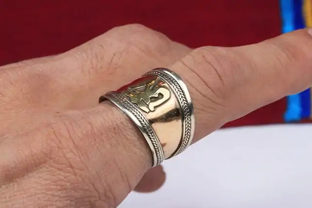 Bijou Spirituel <br> Bague Matra Om. | OkO-OKO™ Bague Matra Om porté à la main | OkO-OkO