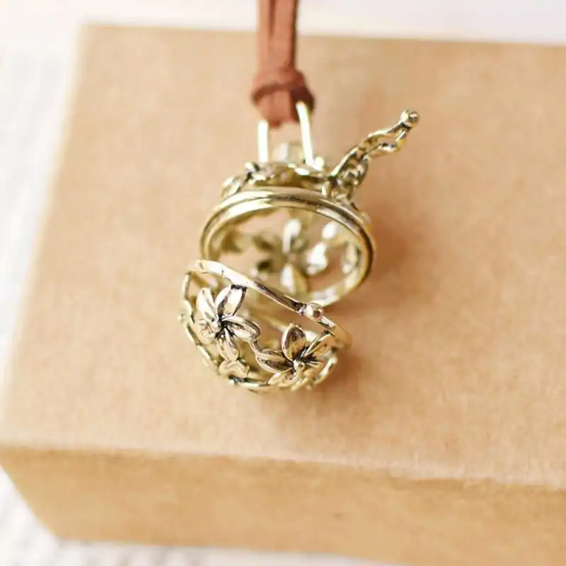 Bijou Diffuseur Huiles Essentielles <br> Boule en laiton (10 variantes). | OkO-OKO™ Pendentif diffuseur d'huiles essentielles boule en laiton fermoire ouvert | oko oko