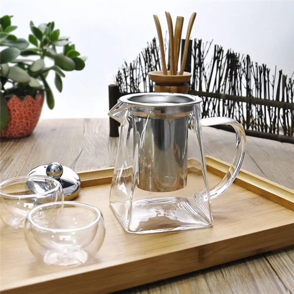 Théière en verre avec filtre à thé en inox posé sur un plateau en bois | oko oko