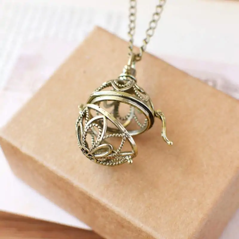 Bijou Diffuseur Huiles Essentielles <br> Boule en laiton (10 variantes). | OkO-OKO™ Pendentif diffuseur d'huiles essentielles boule en laiton lotus | oko oko