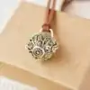 Bijou Diffuseur Huiles Essentielles <br> Boule en laiton (10 variantes). | OkO-OKO™ Pendentif diffuseur d'huiles essentielles boule en laiton lacer en cuire | oko oko