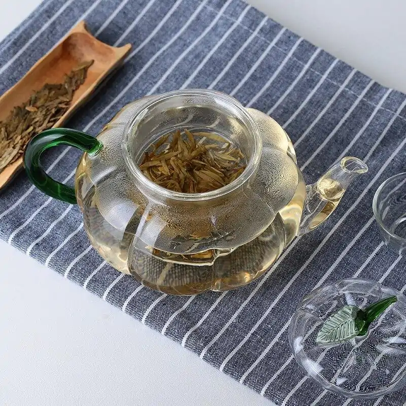 Glasteekannen Kürbis (mit Filter) | OkO-OKO™ Teekannen aus Glas Kürbis auf einem Tisch | oko-oko