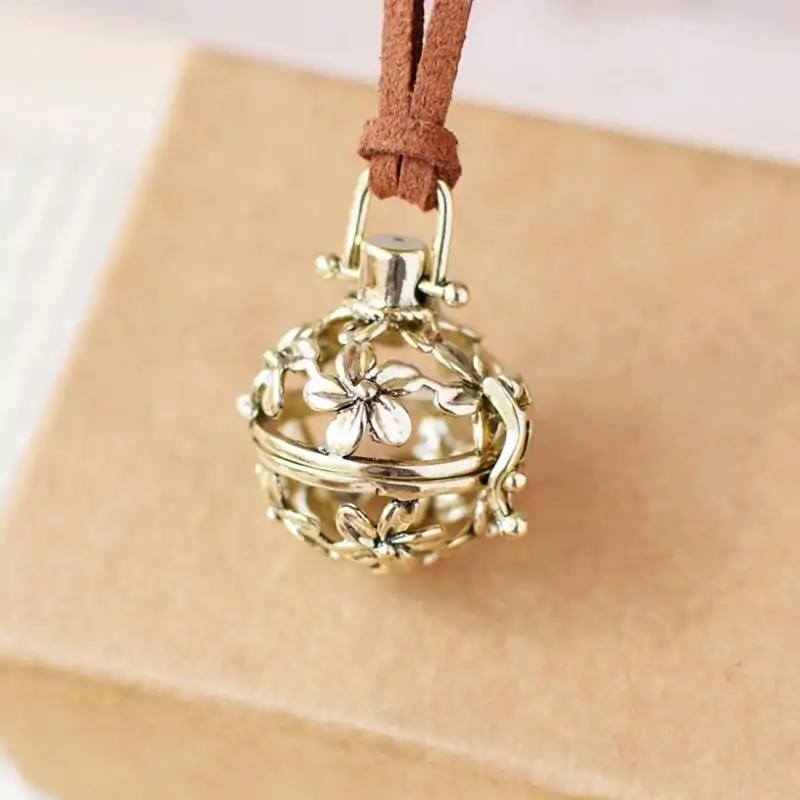 Bijou Diffuseur Huiles Essentielles <br> Boule en laiton (10 variantes). | OkO-OKO™ Pendentif diffuseur d'huiles essentielles boule en laiton fleur | oko oko