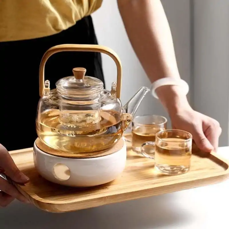Théières en Verre <br> Avec filtre Transparent. | OkO-OKO™ Théière en Verre avec Filtre posé sur un plateau avec chauffe-théière | OkO-OkO