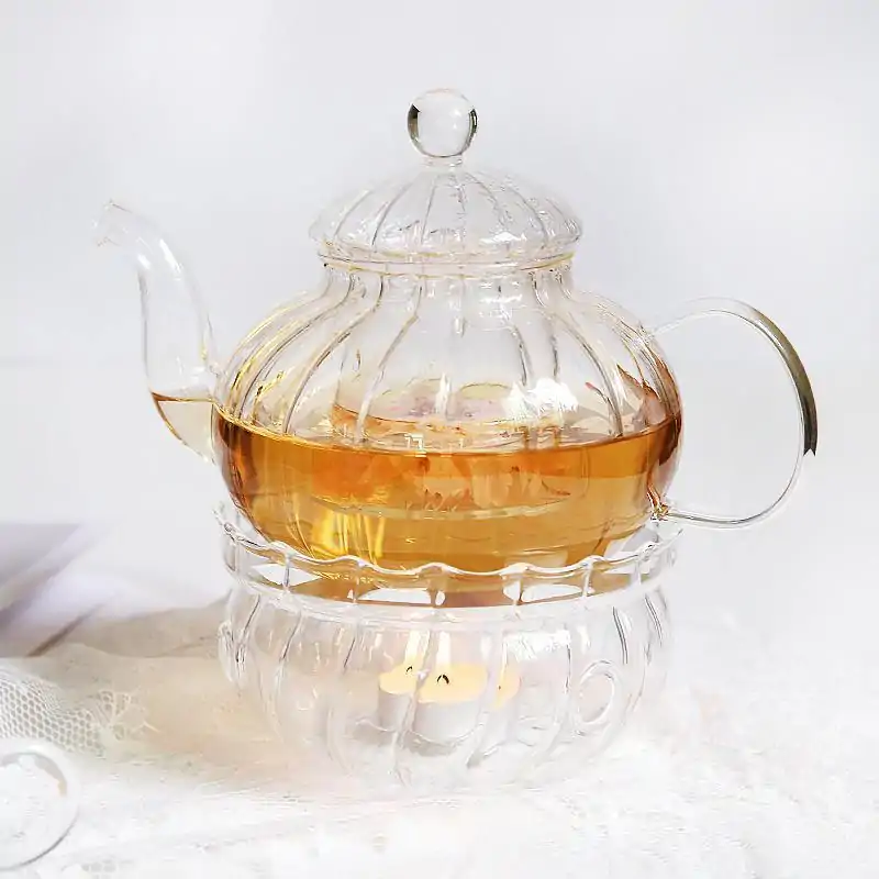 Glasteekannen mit Teekannenwärmer (Kerze). | OkO-OKO™ Teekannen aus Glas Mit Teekannenwärmer auf weißem Hintergrund | OkO-OkO™