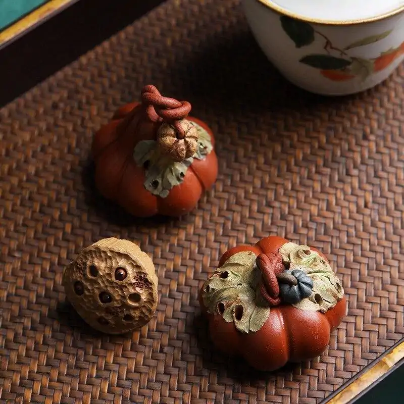 Tea Pets Pompoen (6 kleuren). | OkO-OKO™ Thee Pets Pompoen op een thee dienblad | OkO-OkO