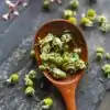 Thé et Infusion <br> Fleur de camomille séchée | OkO-OKO™ Fleur de Camomille Séchée dans une cuillière en bois | OkO-OkO