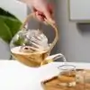 Théières en Verre <br> Avec filtre Transparent. | OkO-OKO™ Théière en Verre avec Filtre dans la main | oko oko