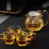 Theeset Schubben (Glas). | OkO-OKO™ Theeset 1 theepot 4 kopjes | oko oko