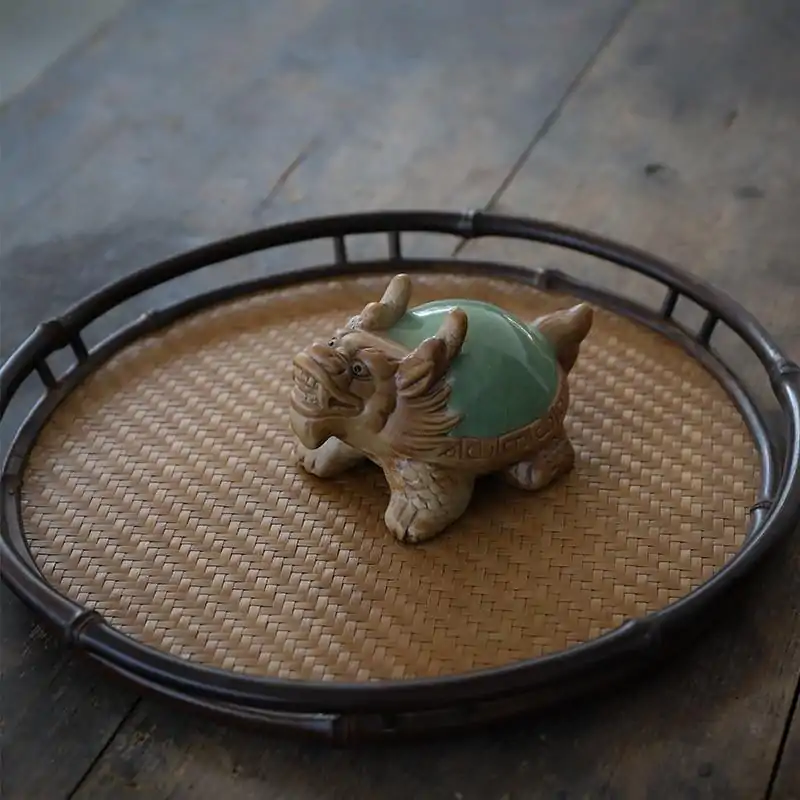 Tea Pets <br> Chien Foo ou Kylin. | OkO-OKO™ Tea Pets Chien Foo ou Kylin sur un plateau | OkO-OkO