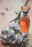 Fleur & bouteilles d'huiles essentilles