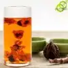 Thé et Infusion <br> Chrysanthème des Neiges. | OkO-OKO™ Thé Chrysanthème des Neiges en infusion dans un verre transparent | OkO-OkO